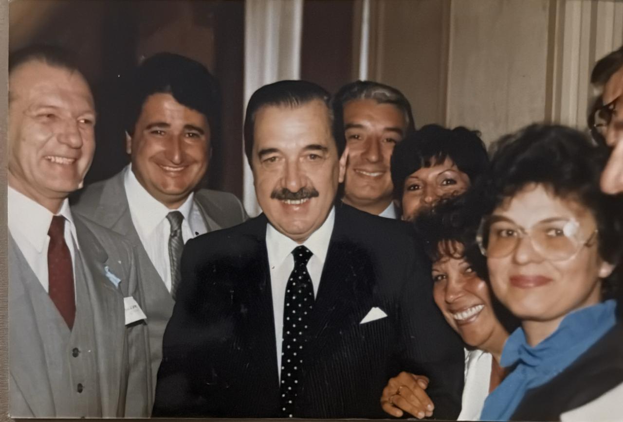Hector Gringo Müller primero a la izquierda posando con el Presidente Raúl Alfonsín